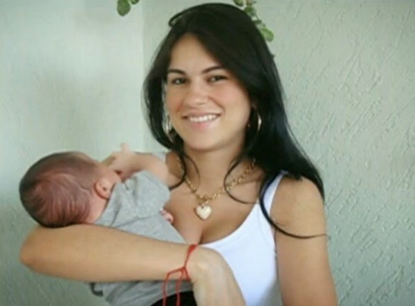 Na sexta-feira, completaram-se 11 anos da morte de Eliza Samúdio Na sexta-feira, completaram-se 11 anos da morte de Eliza Samúdio - Na última sexta-feira, completaram-se 11 anos da morte da modelo e atriz Eliza Samúdio. Foi nessa data – 10 de junho de 2010 – que a polícia acredita que ela tenha sido assassinada. O caso, cheio de mistério e envolvendo um jogador de futebol famoso, mobilizou o país e ainda tem muitas perguntas sem respostas. Goleiro do Flamengo na época do crime, Bruno Fernandes foi a Júri Popular pelo crime, junto com outras quatro pessoas – Luiz Henrique Romão (Macarrão), Fernanda Gomes de Castro, Dayanne Rodrigues e Marcos Aparecido dos Santos (Bola).Bruno e Eliza se conheceram entre 2008 (segundo ela) e 2009 (segundo ele). Casado, o jogador manteve um caso extraconjugal com a jovem que, à época, tinha 25 anos. Eliza engravidou e, em outubro de 2009, grávida de 5 meses, tornou a relação pública ao dar entrevista para um jornal do Rio de Janeiro denunciando ter sofrido agressões que teriam sido cometidas por Bruno e amigos dele. Ela fez um Boletim de Ocorrência e recebeu proteção da Lei Maria da Penha. Mas, quando o filho, Bruninho, nasceu, em fevereiro de 2010, Eliza e Bruno se reaproximaram. Ela passou a viver em hotéis da capital fluminense com o bebê. Bruno pagava as diárias.O pequeno ainda não havia completado 4 meses de vida quando Eliza avisou amigas que iria até um sítio de Bruno, no interior de Minas Gerais, a pedido dele, para conversarem. De acordo com as investigações, no local, a modelo foi torturada, teve o filho arrancado dos braços e, por fim, foi assassinada. Seu corpo jamais foi encontrado. Bruninho foi resgatado em uma favela do Rio de Janeiro, dias depois do sumiço da mãe. O julgamento dos réus, acusados de crimes diversos, foi iniciado em Contagem, Minas Gerais, em 19 de novembro de 2012. No primeiro dia, os advogados de Marcos Aparecido abandonaram o plenário e o julgamento dele foi desmembrado. No terceiro dia, a juíza resolveu adiar o julgamento de Bruno para 2013. O júri continuou para outros dois réus no processo: Luiz Henrique Romão (Macarrão), condenado a 15 anos de prisão pelo sequestro e assassinado de Eliza, e para Fernanda Gomes de Castro (ex-namorada do goleiro), condenada a 5 anos de prisão pela participação no sequestro da modelo e de seu bebê.Em 4 de março de 2013, começa o julgamento de Bruno e Dayanne. O goleiro foi condenado a 17 anos e 6 meses em regime fechado por homicídio triplamente qualificado (por motivo torpe, asfixia e uso de recurso que dificultou a defesa da vítima), a outros 3 anos e 3 meses em regime aberto por sequestro e cárcere privado e ainda a mais 1 ano e 6 meses por ocultação de cadáver. Dayanne foi absolvida da acusação de participação no sequestro de mãe e bebê.Em 27 de abril de 2013, Marcos Aparecido dos Santos, o Bola, é condenado a 22 anos de prisão pelo crime. A pena determina 19 anos de prisão em regime fechado pelo homicídio e mais três anos de prisão em regime aberto pela ocultação do cadáver.Em fevereiro de 2014, preso em regime fechado na Penitenciária Nelson Hungria, Bruno assinou contrato com o Montes Claros Esporte Clube, time que disputa a segunda divisão do Campeonato Mineiro. A Justiça negou a Bruno o trabalho no clube, que seria incompatível com o trabalho externo de um detento. Bruno chegou a sair da prisão em fevereiro de 2017, após a decisão do STF concedendo habeas corpus, mas retornou à prisão após a revogação da decisão em abril do mesmo ano. Ele vinha trabalhando em diversas instituições durante o dia, até cometer uma falta grave em 2018, pela qual a Justiça determinou que ele só poderia ter progressão de pena em 2023.
No entanto, o benefício de progressão de pena foi concedido em 18 de agosto de 2019. Bruno deixou o presídio no dia seguinte. Ele atualmente joga pelo Rio Branco-AC.LEIA MAISO intrigante Caso PC FariasMorte do menino Evandro chcou o país em 1992Às vésperas do Dia das Mães, lembramos o Caso PedrinhoEm agosto de 2000, jornalista matou a ex-namoradaHá quase 10 anos, juíza Patrícia acioli foi assassinada na frente de casaHá 24 anos, o índio Galdino era assassinado